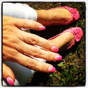 Neonrosa naglar med matchande skor... ;)