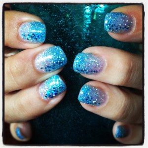 Turkosa glitternaglar