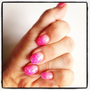 Neonrosa glitternaglar