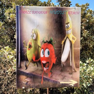 Reklamskylt för Small Banana Beach