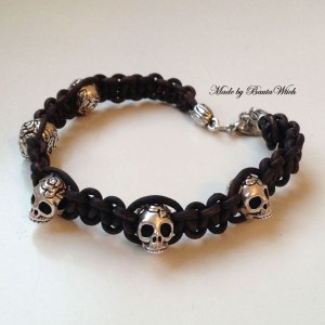 Makraméarmband i antikläder med dödskallar i silver