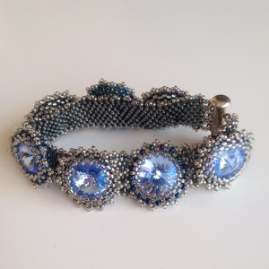 Rivoliinfattning med beads Made by BautaWitch