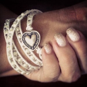 Vitt wraparmband Made by BautaWitch