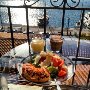 Frukost serverad av Finaste G på balkongen