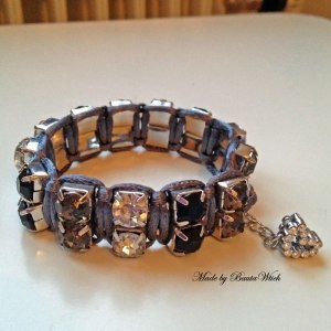 Makraméarmband med strass o sidenband