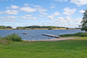 Badstrand med brygga