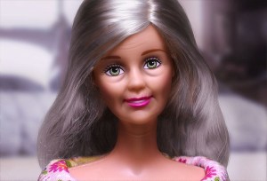 Även Barbie blir grå