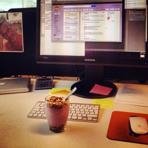 Lunch vid skrivbordet på jobbet