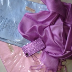 Pashiminasjalar i pastell o blingigt iPhoneskal