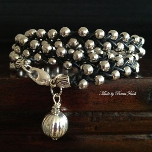 Flätat läderarmband med silverkulor Made by BautaWitch