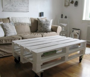 Vitt bord av 2 lastpallar