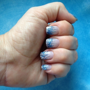 Blå glitter naglar