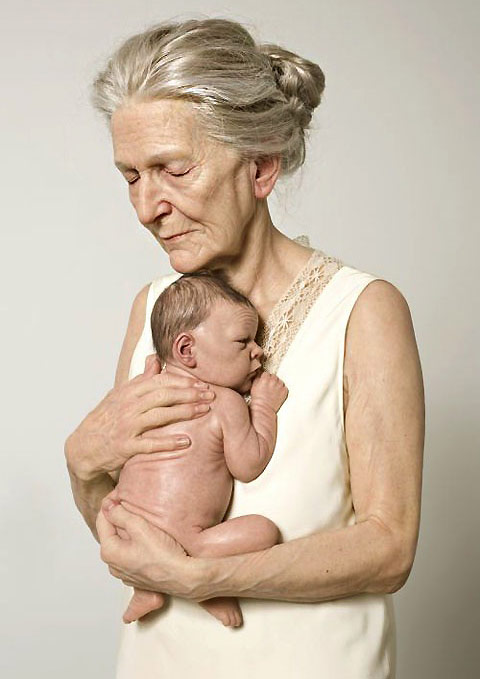 Aldre kvinna med baby