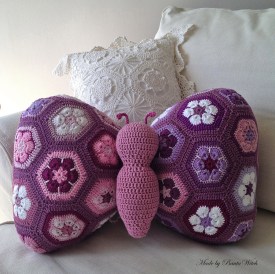 Fjarilskudde Made by BautaWitch