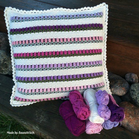 Tulpaner-i-sno-kudde-by-BautaWitch