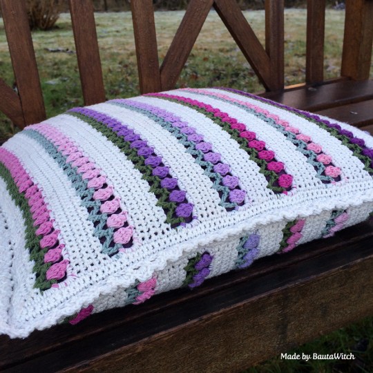 Tulpaner-i-sno-kudde-by-BautaWitch3