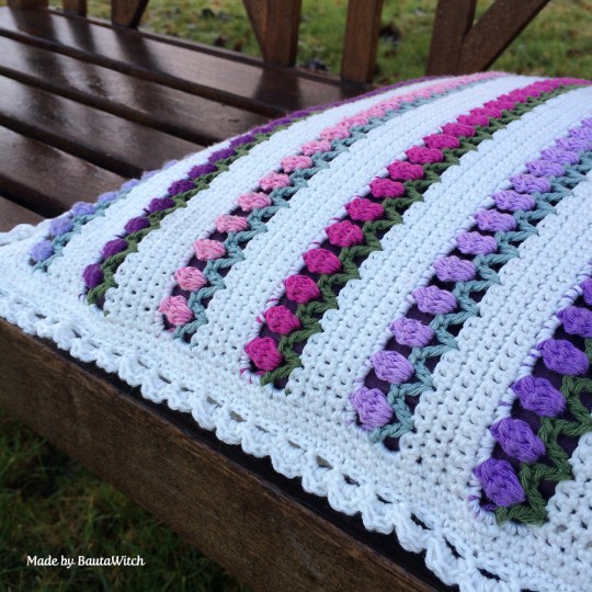 Tulpankudde-by-BautaWitch-close-up