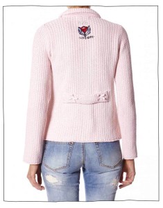 Fina detaljer som rosetter o brodyr!