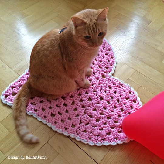 Heart-shaped-rug-by-BautaWitch-cat