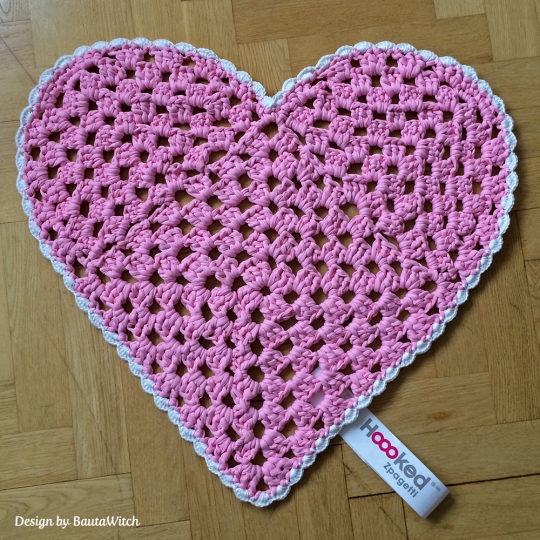 Pink-heart-shaped-rug-by-BautaWitch