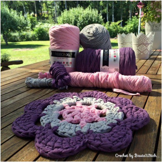 Blommande-grytunderlagg-i-Ribbon-XL-by-BautaWitch