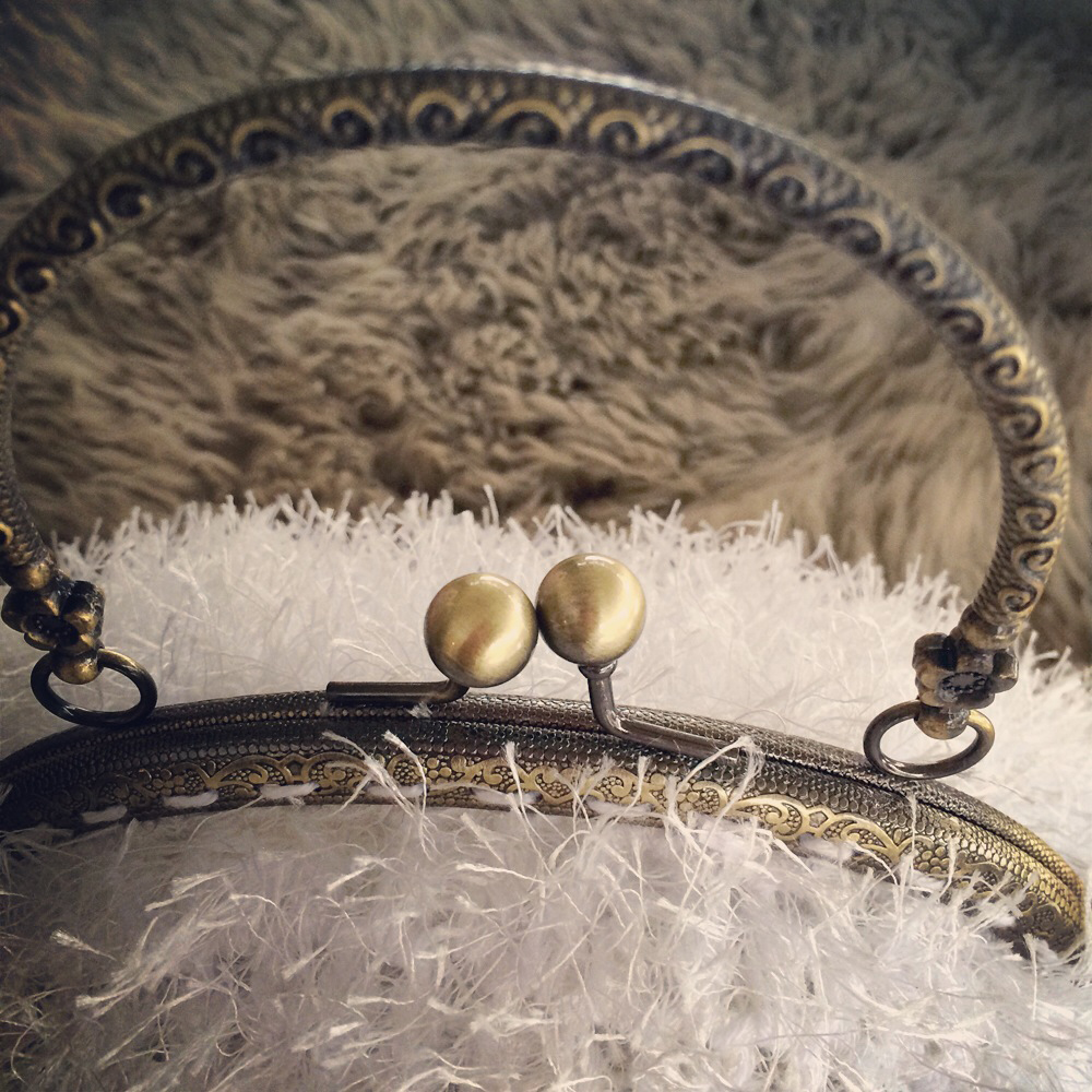 Detail-Winter-Wedding-Bag-by-BautaWitch