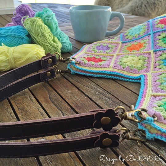 Vaska-av-fargglada-sippor-by-BautaWitch-detalj