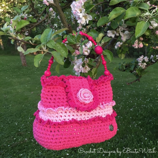 Crochet-frill-bag-in-pink-by-BautaWitch