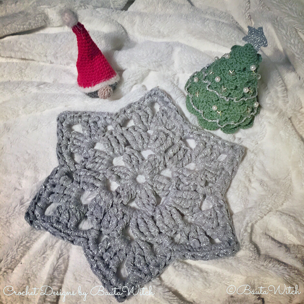 Adventsstjärna,-tomte-o-gran-by-BautaWitch