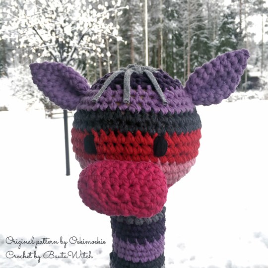 Dörrstop-randig-giraff-nära-by-BautaWitch