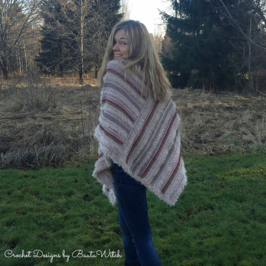 Poncho-by-BautaWitch-with-fur-and-tulips