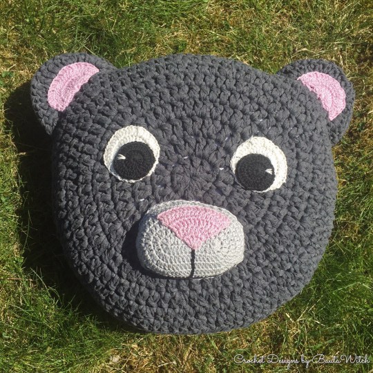 Crochet-teddy-bear-cushion-by-BautaWitch