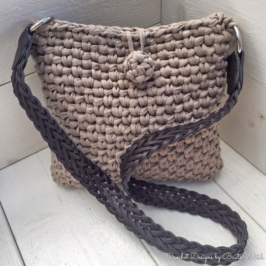 Klassisk-handväska-i-Zpagetti-by-BautaWitch