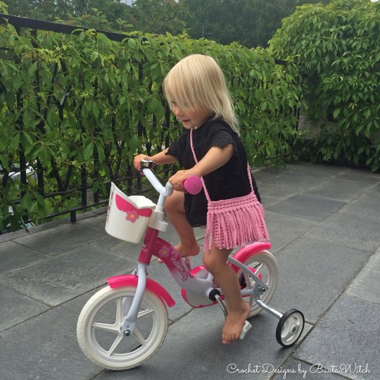 Emila-m-fransväska-i-RibbonXL-by-BautaWitch