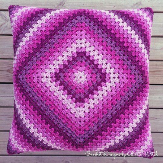 Mormorsrutekudde-by-BautaWitch-bak