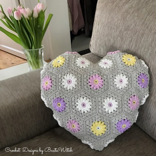blommig-hjartformad-kudde-hos-bautawitch
