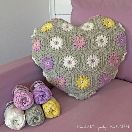 catania-till-hjartformad-kudde-by-bautawitch