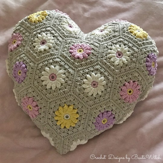 hjartformad-kudde-med-blommor-by-bautawitch