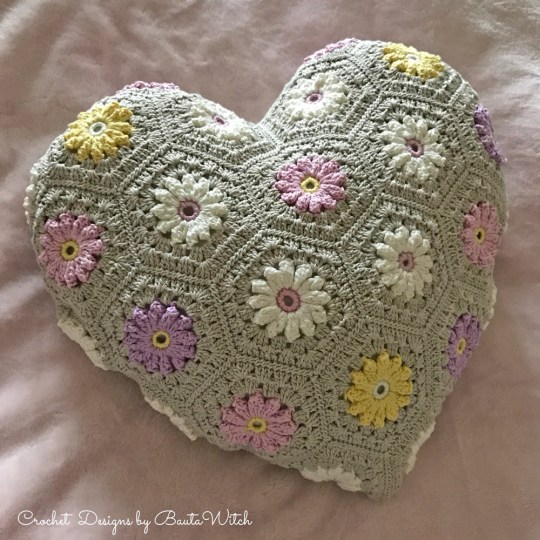 hjartformad-kudde-med-blommor-hos-bautawitch