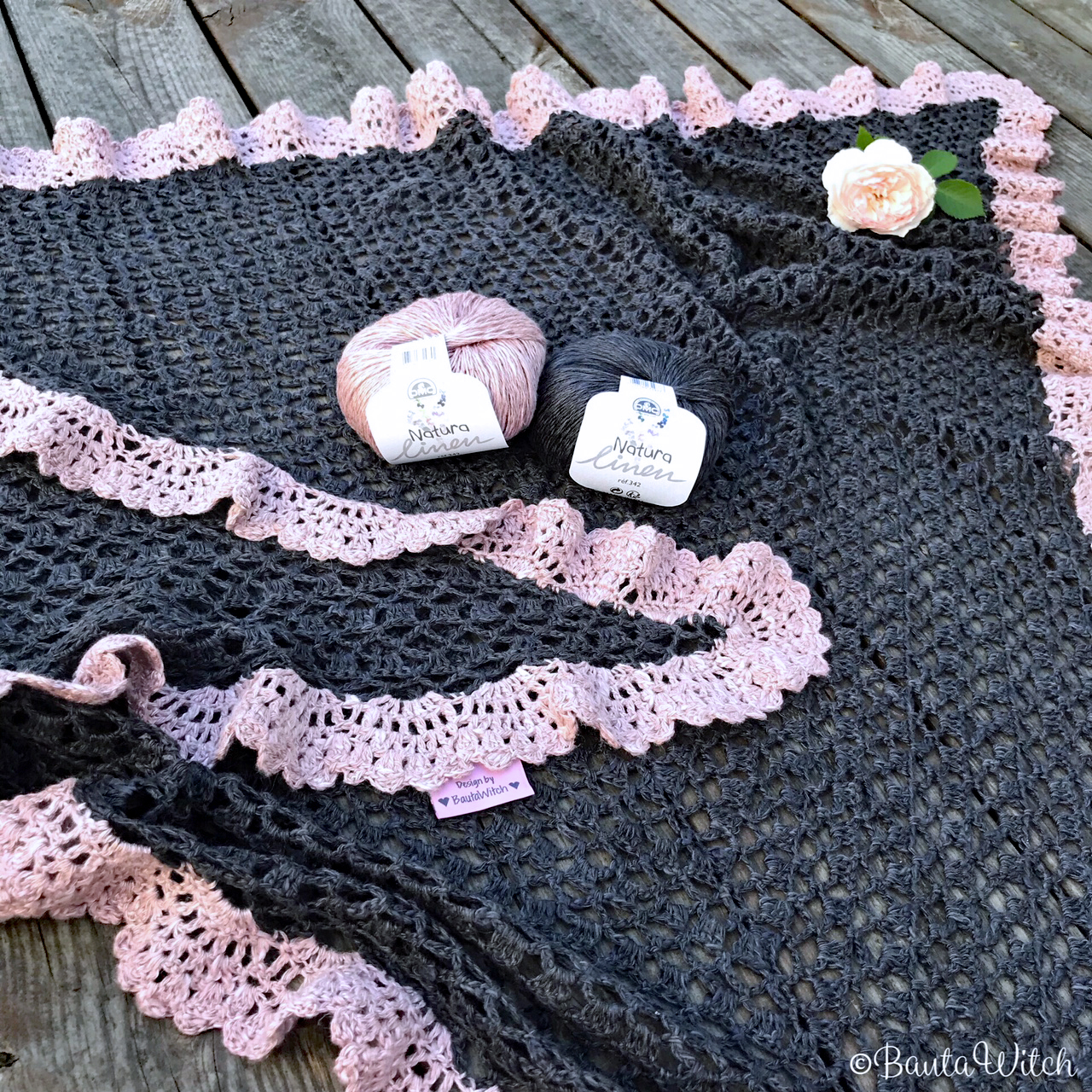 Close-up-Holiday-Romance-shawl-by-BautaWitch