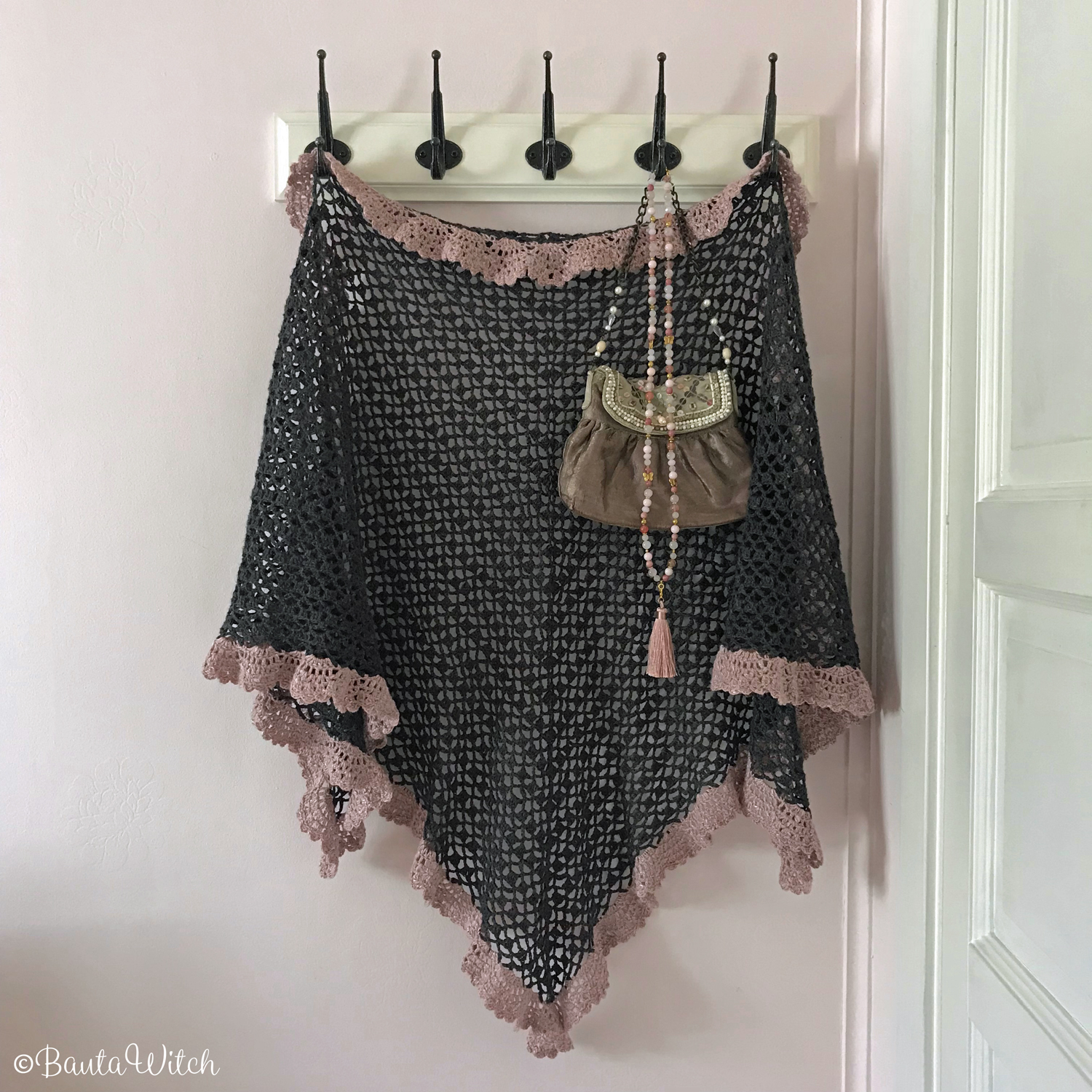 The-romantic-holiday-shawl-by-BautaWitch