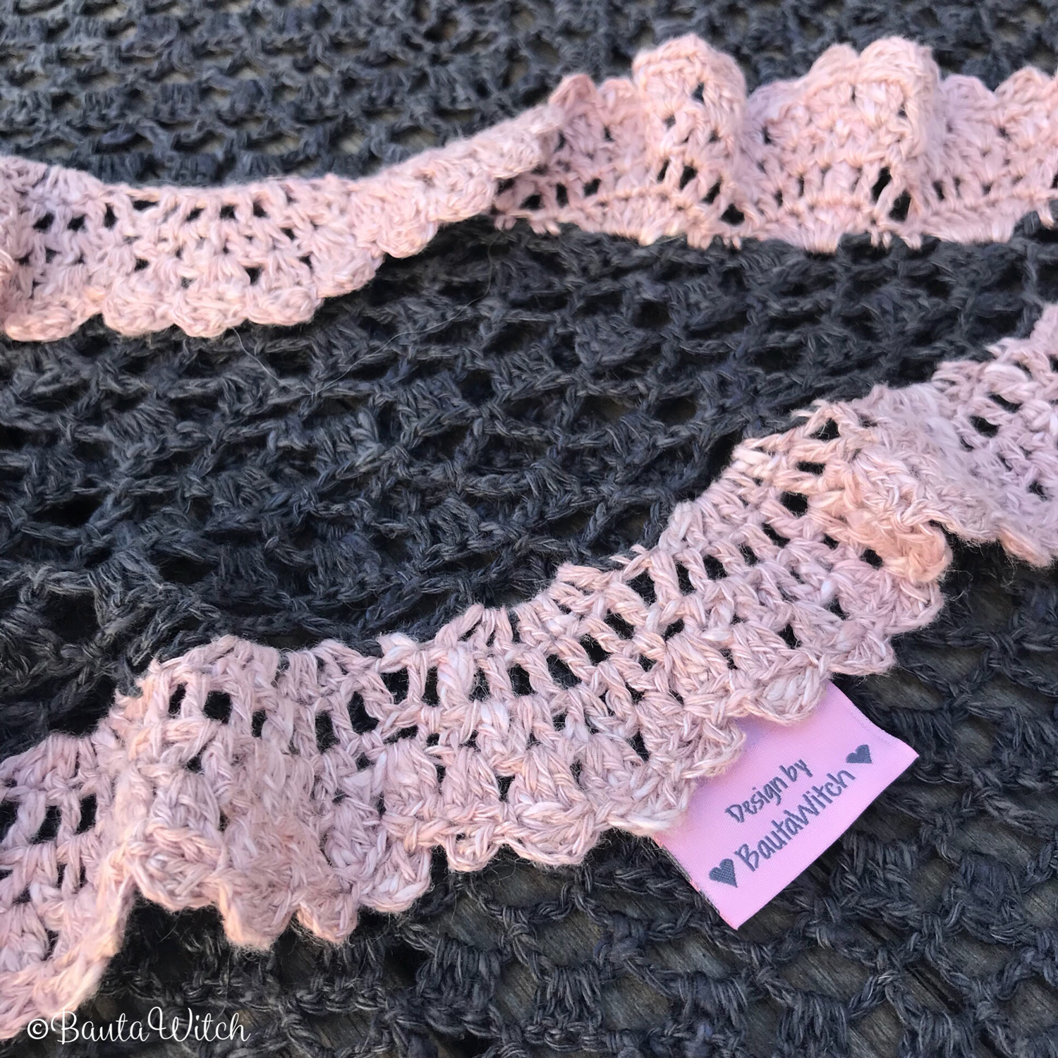 Tygetikett-på-volangsjal-by-BautaWitch