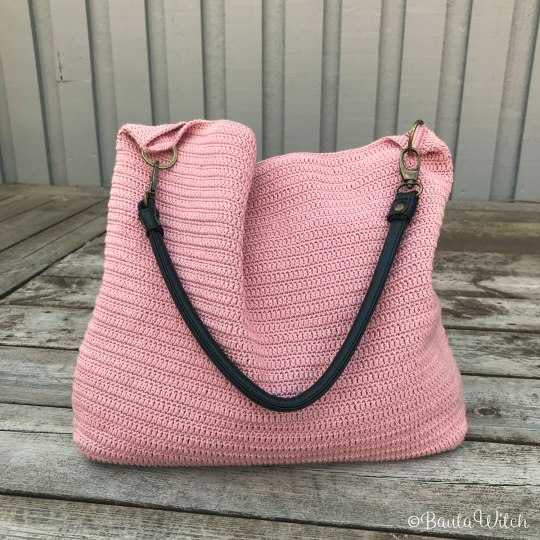 Virkad-rosa-väska-by-BautaWitch-m-sv-detaljer