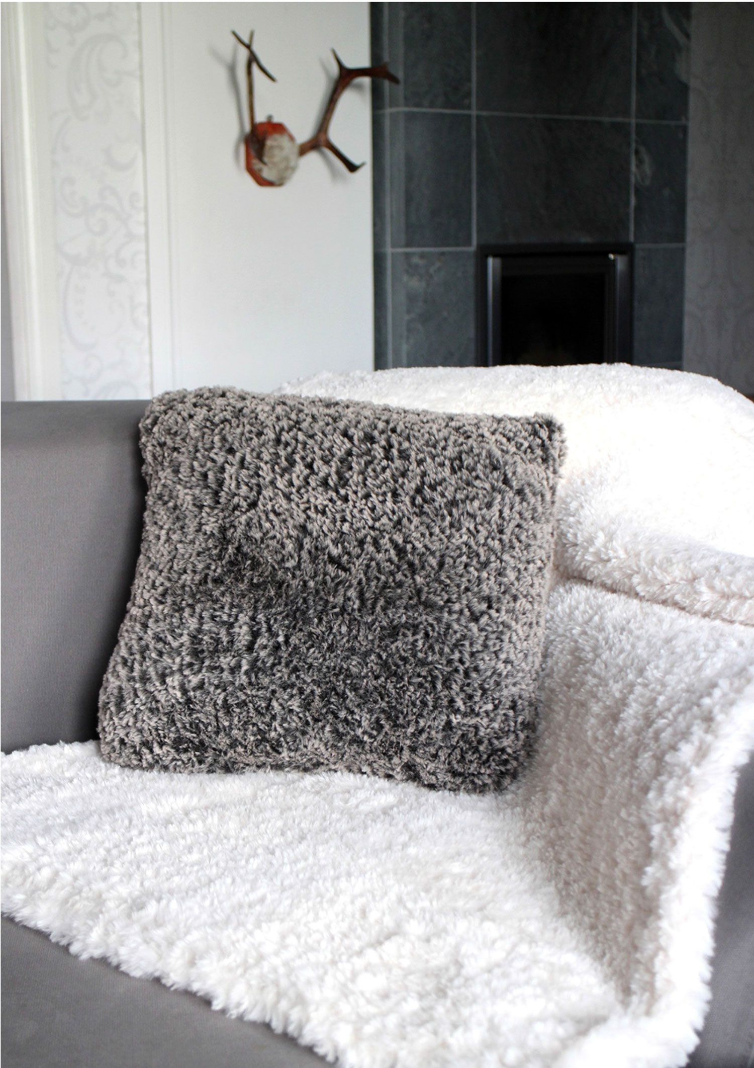 Stickad-kudde-o-filt-i-Alpine