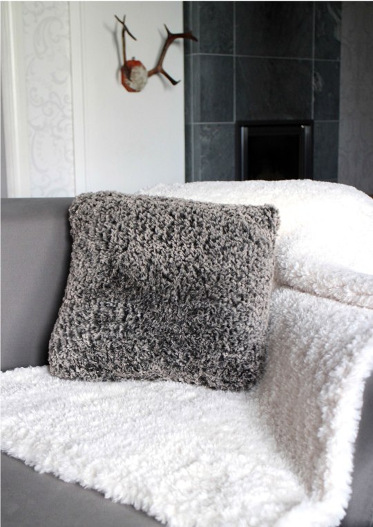 Stickad-kudde-o-filt-i-Alpine