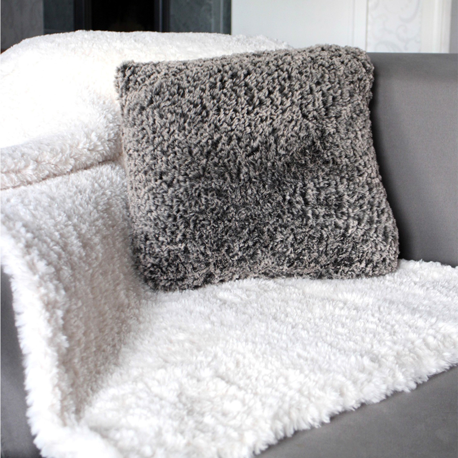 Stickad-kudde-o-pläd-hos-BautaWitch