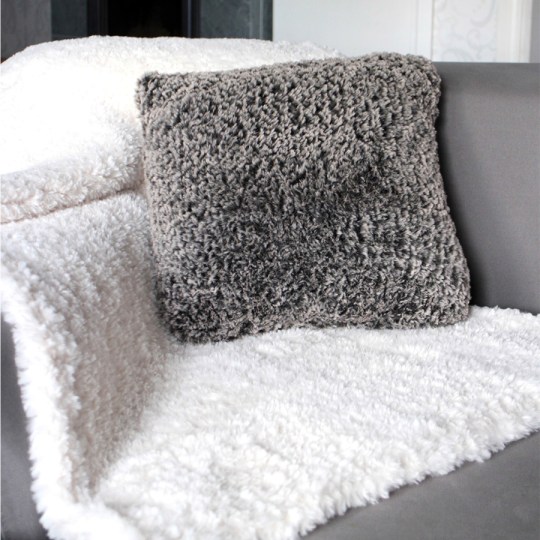 Stickad-kudde-o-pläd-hos-BautaWitch