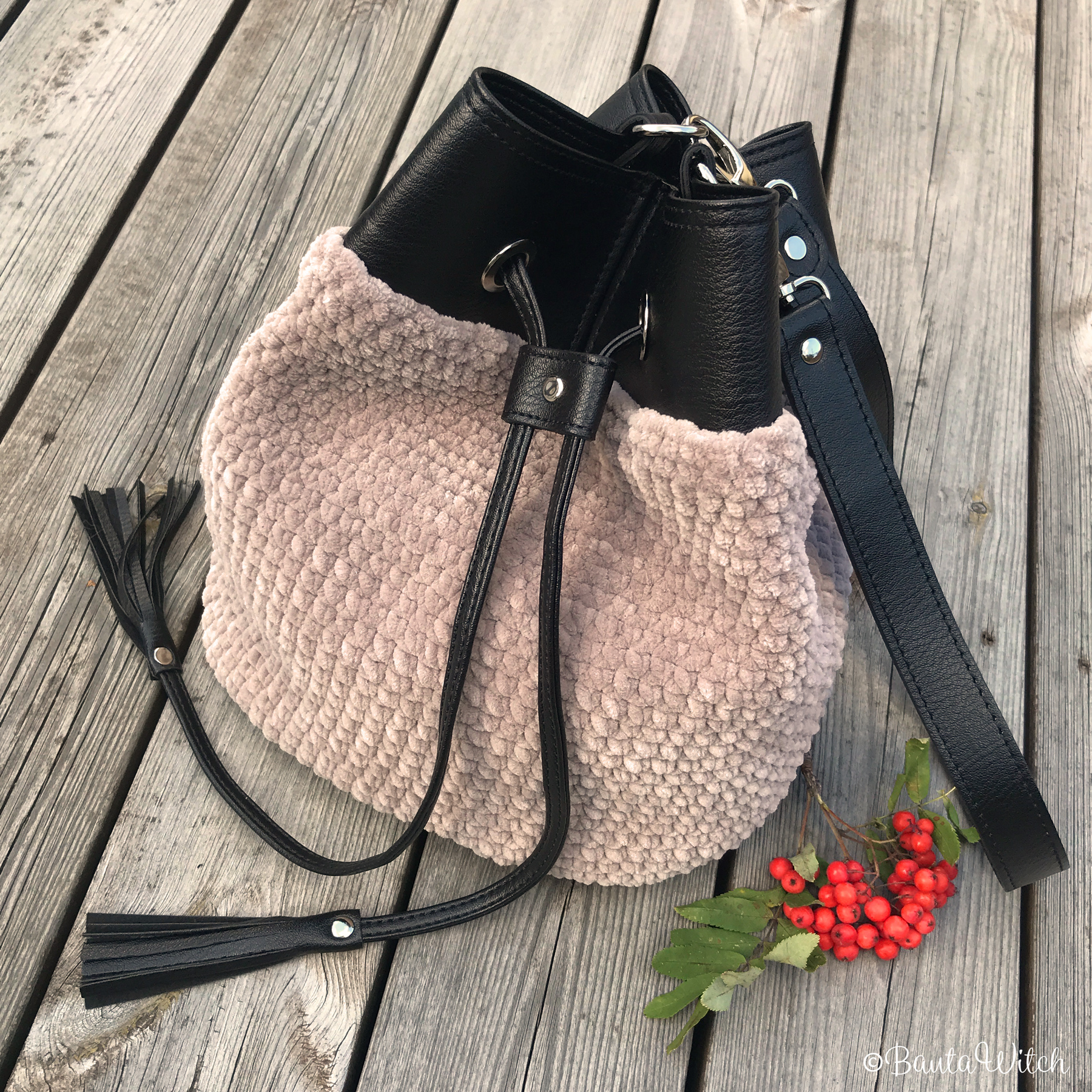 Beige-sammetsväska-boho-by-BautaWitch