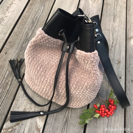 Beige-sammetsväska-boho-by-BautaWitch