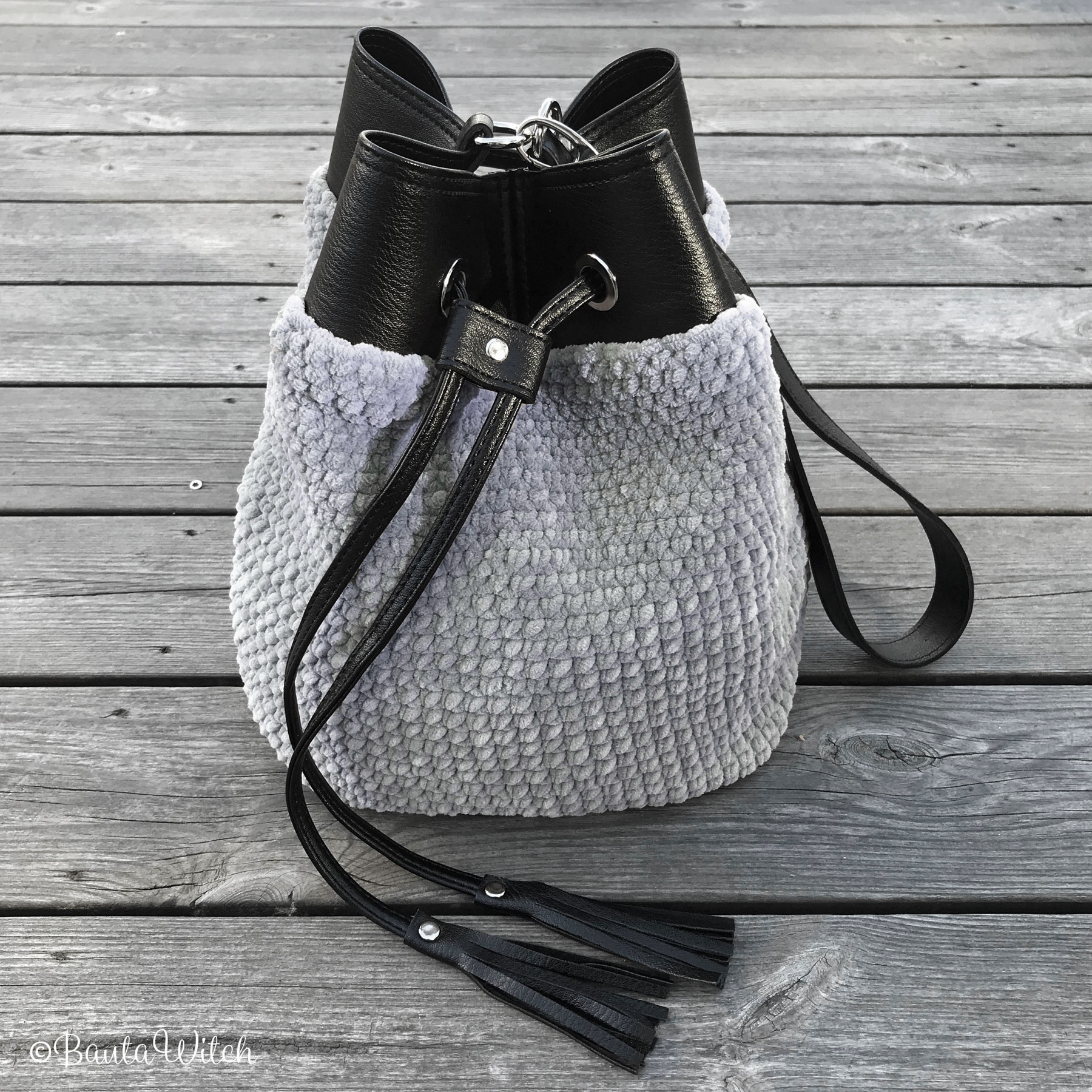 Virkad-bohoväska-i-sammetsgarn-grå-bautawitch